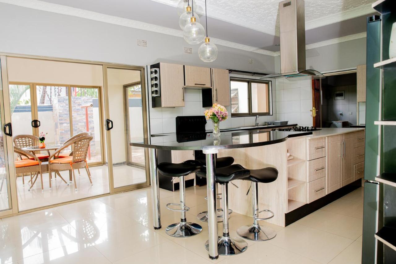 Emc Fully Furnished &Serviced Villas 4 Bedroom With Solar Power , Private Pool, Starlink Wifi ,Aircons & Dstv Lusaka Exteriör bild
